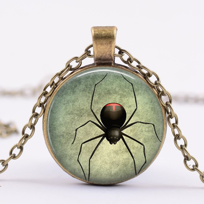 Gorgeous Gothic spider necklace